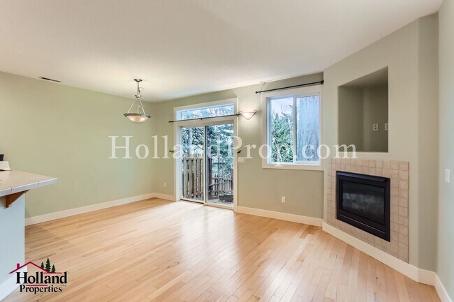 Foto del edificio - Bright & Spacious 3-Bedroom Townhome in a ...