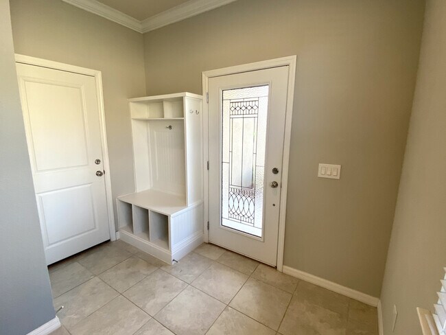 Foto del edificio - 8650 Rindge Rd