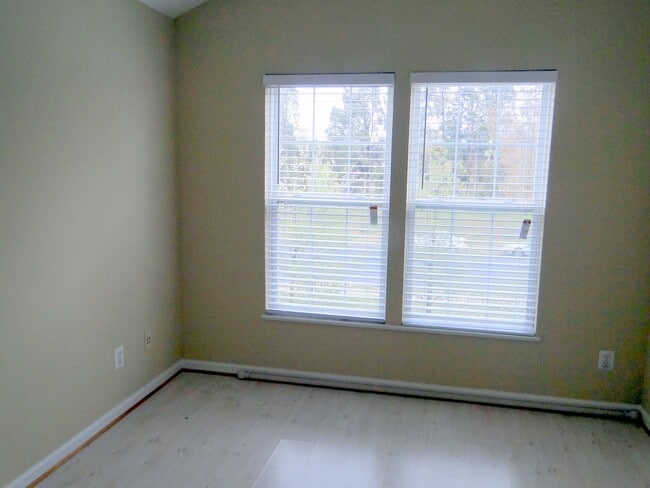 Building Photo - 2 bedroom Town Home 1.5 bath