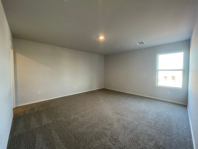 Building Photo - New 3 Bed 2 Bath Home in Shawnee Schools