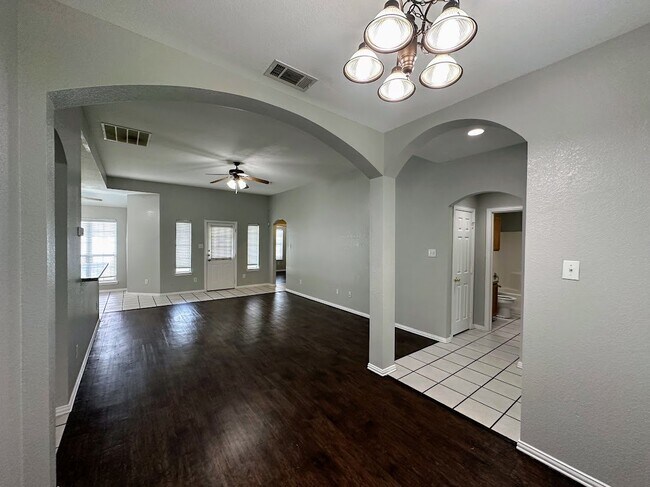 Foto del edificio - Beautiful 4-bed, 3-full bath Single-story ...