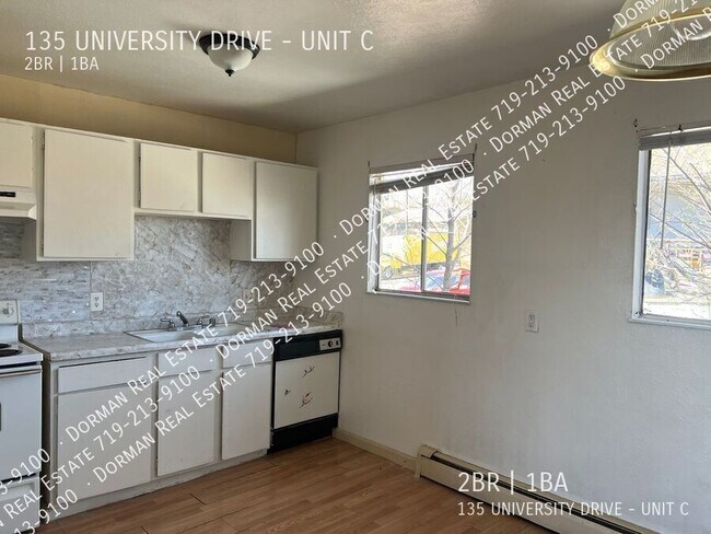 Foto del edificio - 135 University Dr