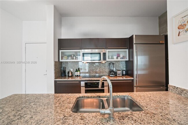 Building Photo - 950 Brickell Bay Dr