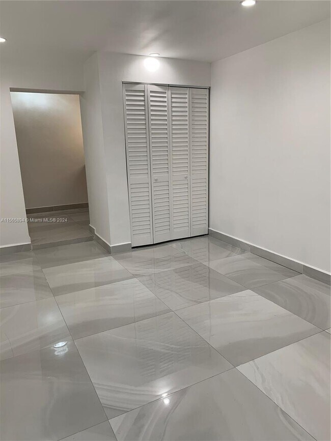 Foto del edificio - 707 NE 15th St