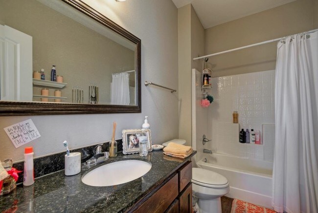 Baño estándar - 1915 S 12th St