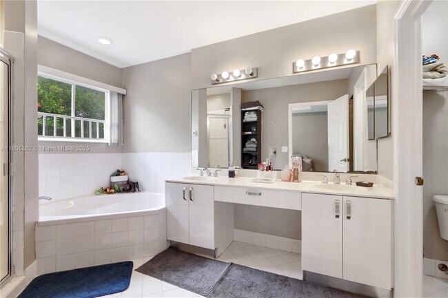 Foto del edificio - 5620 NW 113th Pl