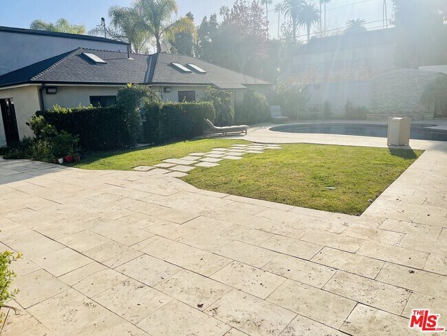 Building Photo - 625 N Elm Dr