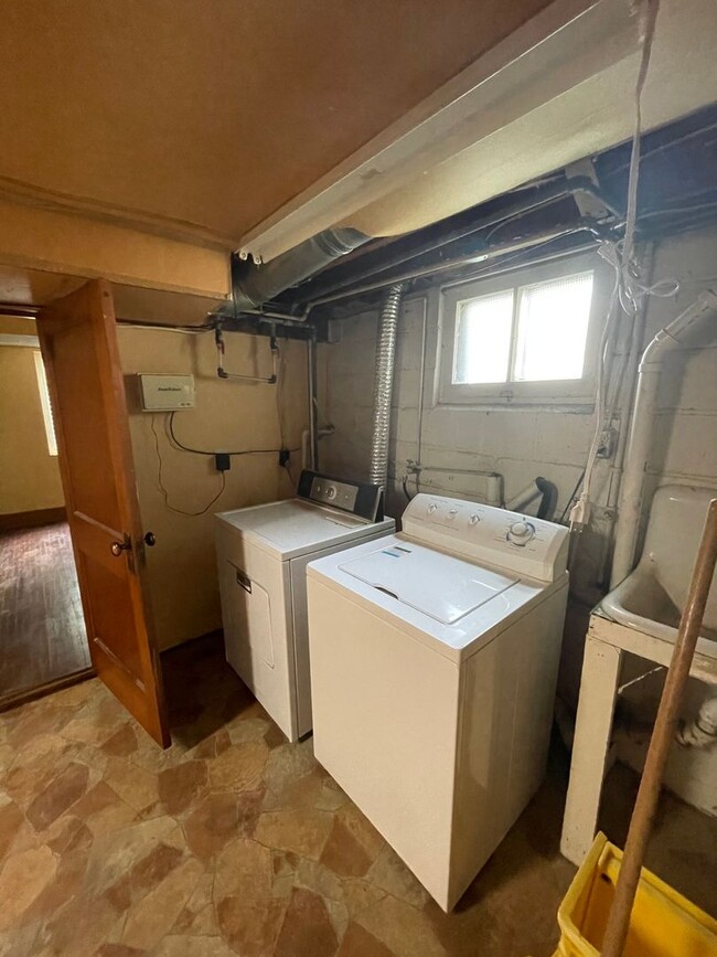 Building Photo - 3 Bedroom, 2 Bathroom Home