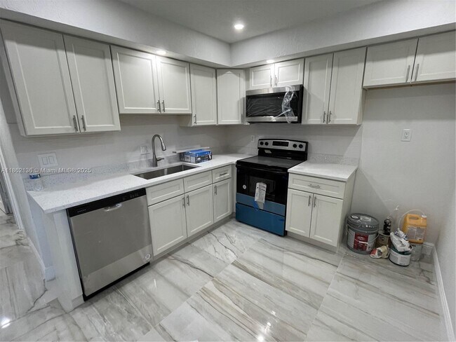 Foto del edificio - 8011 NW 44th Ct
