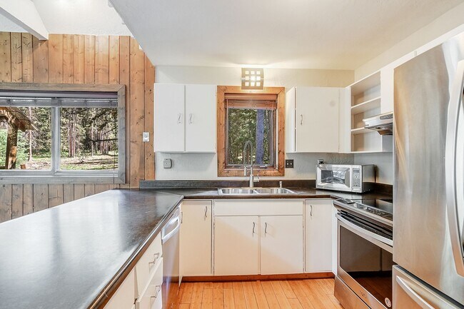 Foto del edificio - Cabin in the woods!  Fenced Yard!  Year le...