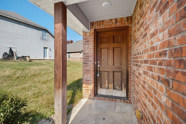 Building Photo - 207 S Woodsprings Dr