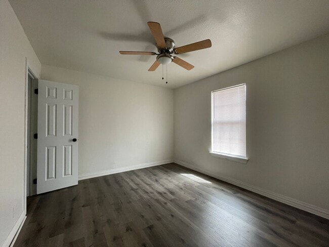 Building Photo - 2 bed 1 bath with fenced in backyard