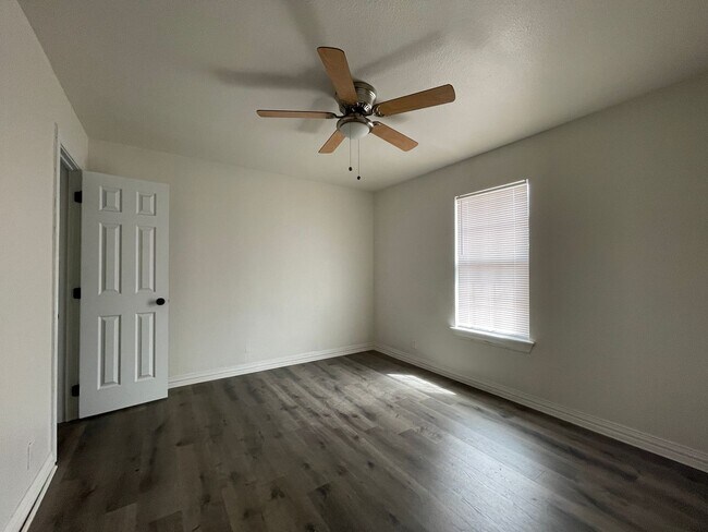 Foto del edificio - 2 bed 1 bath with fenced in backyard