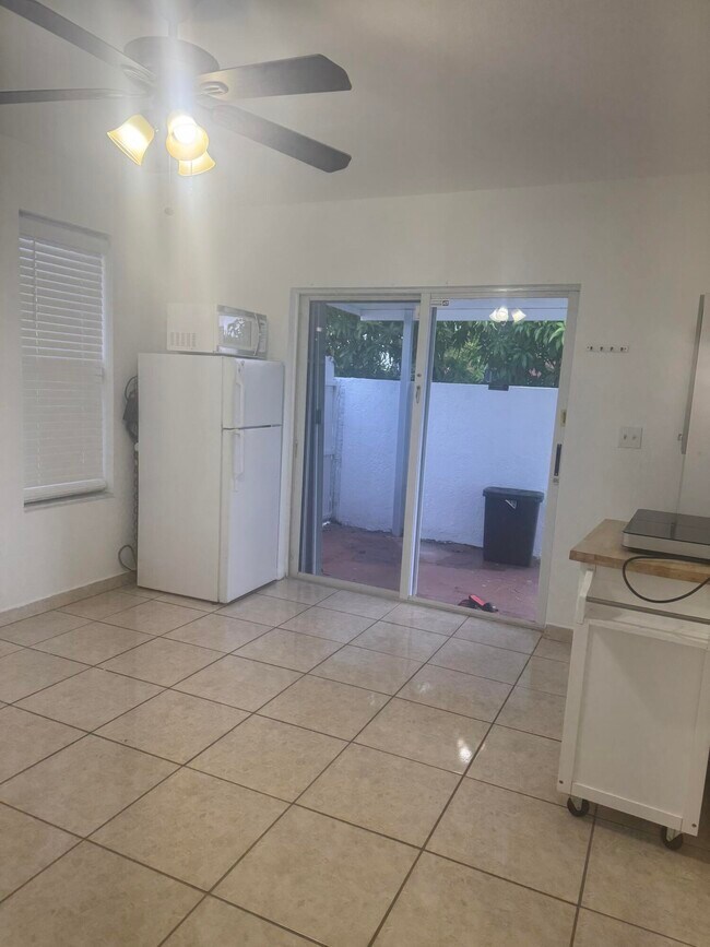 Foto del edificio - 3335 W 8th Ave