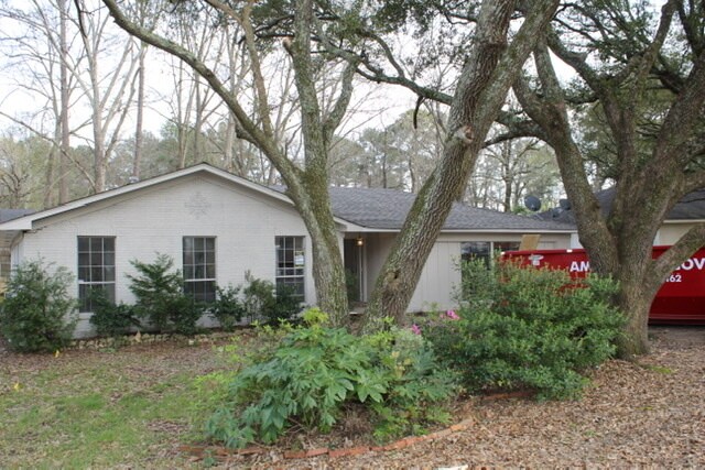 Building Photo - 102 Oak Dr