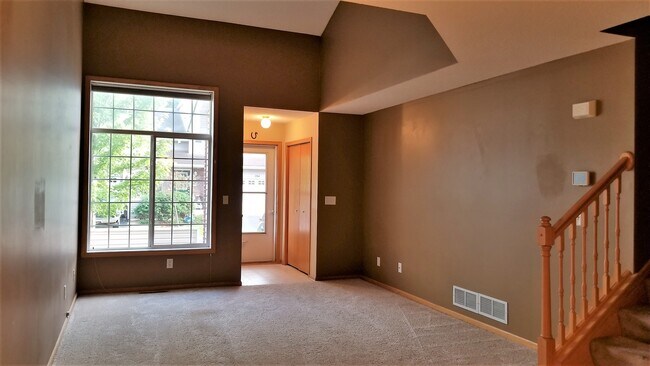 Building Photo - 725 Evergreen Cir