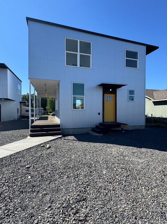 Foto del edificio - Bright 3BR/3BA with Soaring Ceilings & Lar...