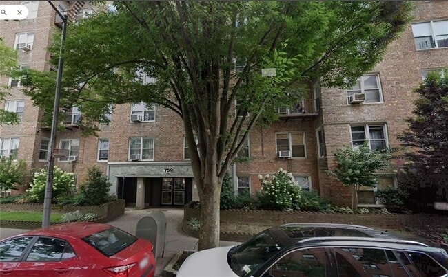 Building Photo - 759 E 10th St