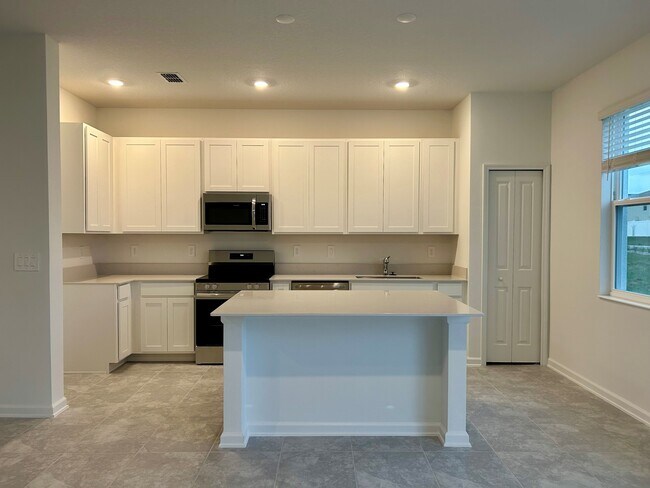 Building Photo - 2943 Savoir
