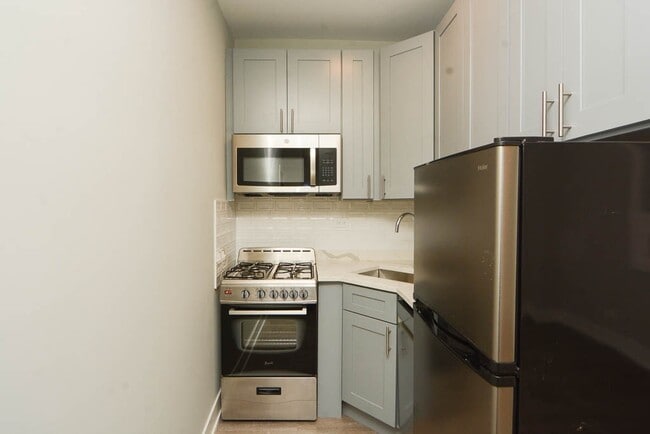 Building Photo - 545 W Belmont Ave