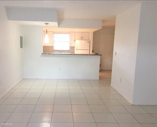 Building Photo - 9367 Fontainebleau Blvd