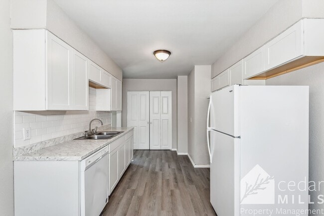 Foto del edificio - 3 Bedroom with Den and 2 Car Garage!