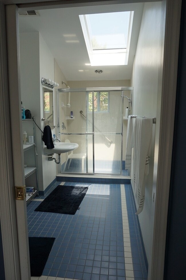 private bathroom - 812 N Ivy St