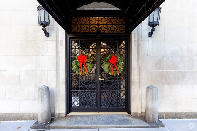 Entrada - 45 E 9th St