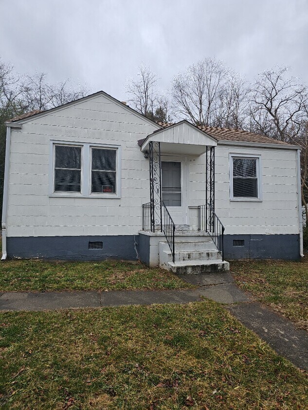 Primary Photo - 1040 Rockland Ave NW