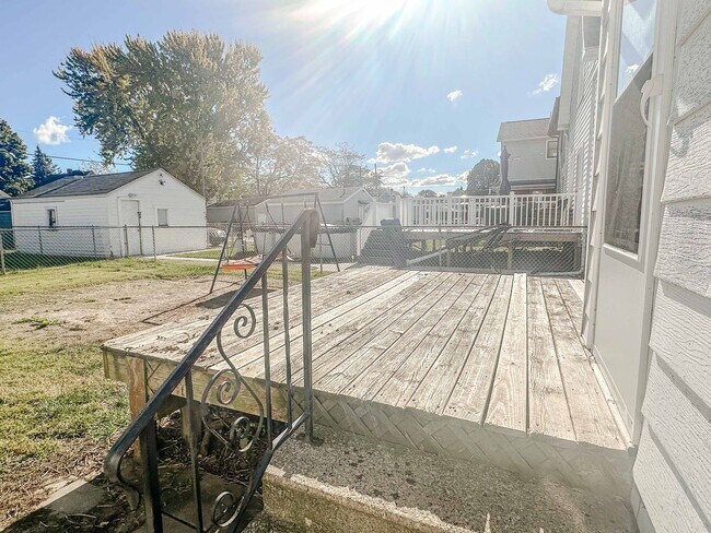 Building Photo - Three bedroom home available for move in. Well kept, clean, and ready to go!