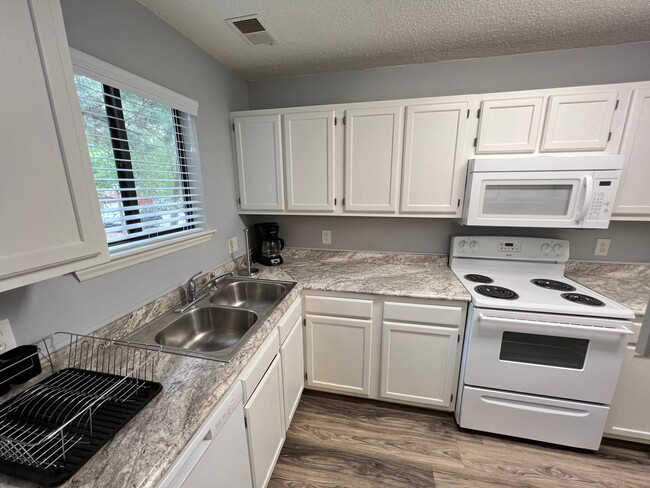 Building Photo - Updated 1 Bed 1 Bath Condo Near SouthPoint!