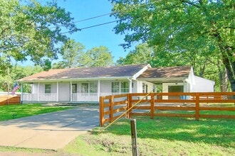 Building Photo - 128 Pollyanna Dr