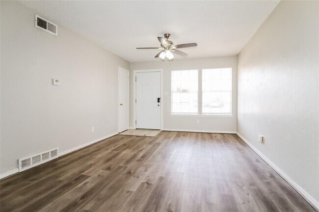 Building Photo - 808 Lotus Ave