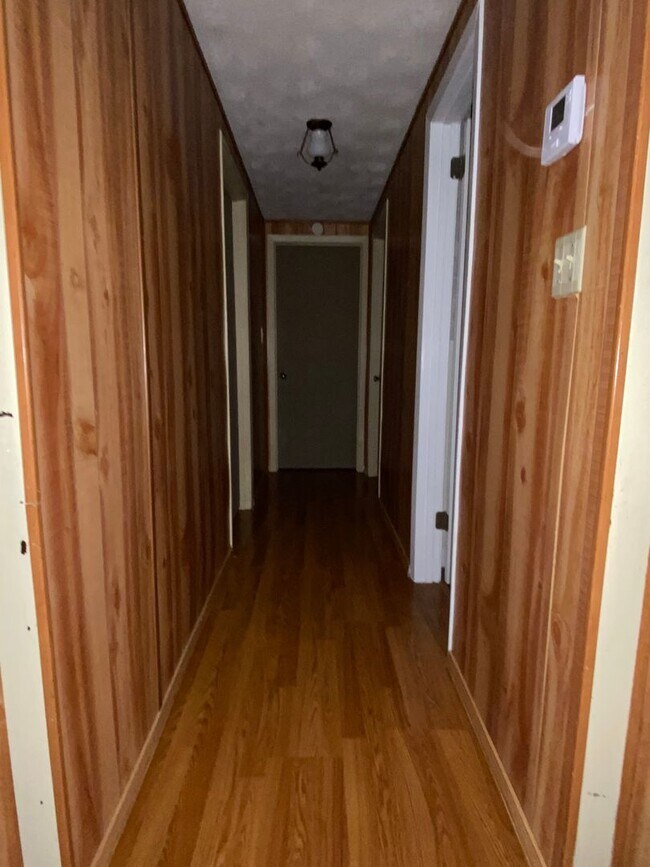 Foto del edificio - 3/4 bedroom 1 bath single family home in B...