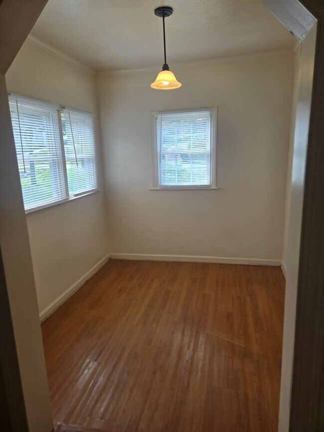 Building Photo - Vintage Charmer for Rent in Lindley Park!