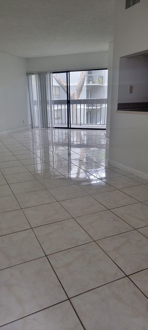 Foto del edificio - One bedroom unit near Palm Beach Outlets