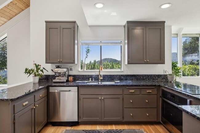 Foto del edificio - 85 Ridge Rd