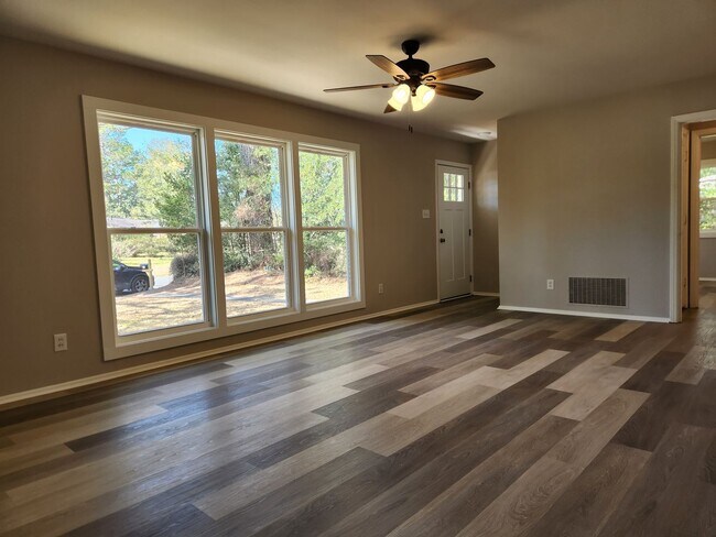 Foto del edificio - Charming 3-bedroom, 1-bathroom home on a half acre lot on the Southside!