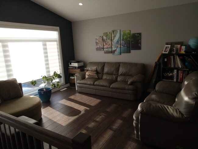 Building Photo - 166 Cougar Crescent