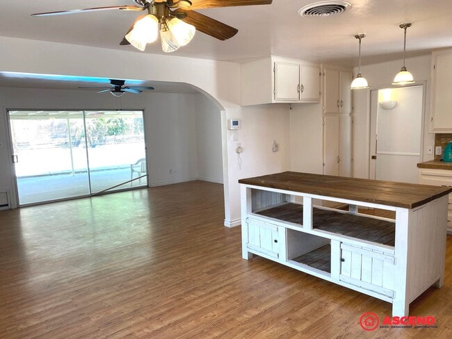 Building Photo - Immaculate Home Near China Grade Loop!