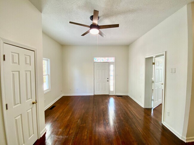 Foto del edificio - Historic Monroe Duplex