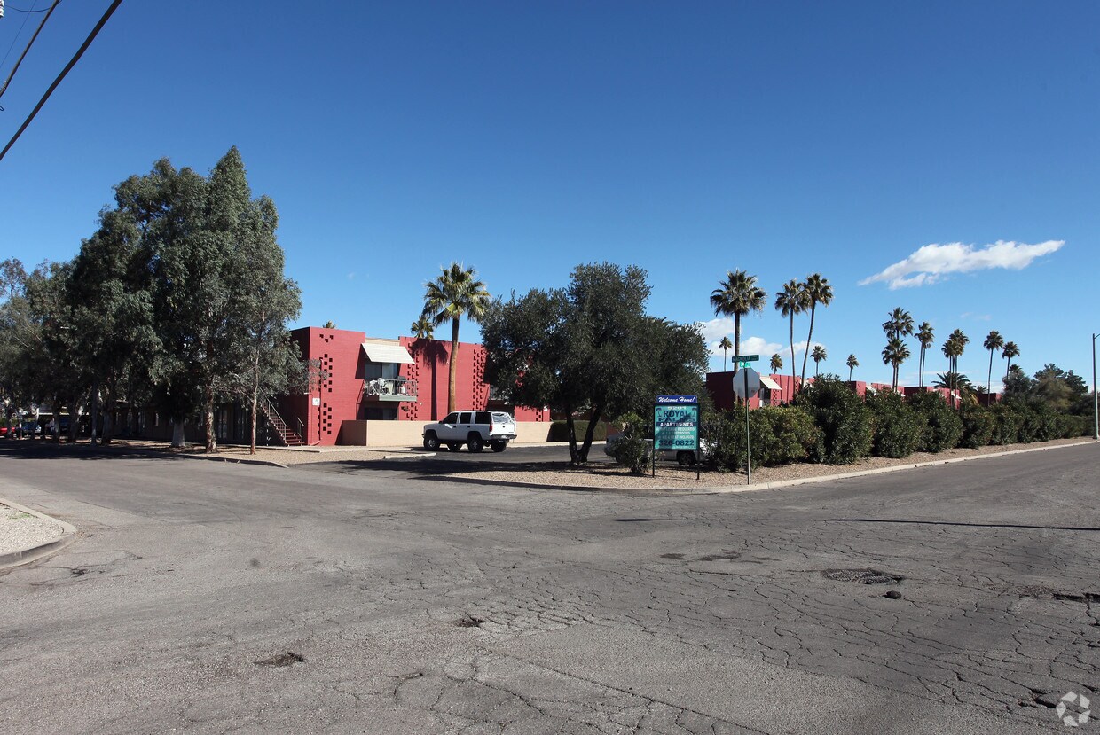Foto del edificio - Royal Palms Apartments