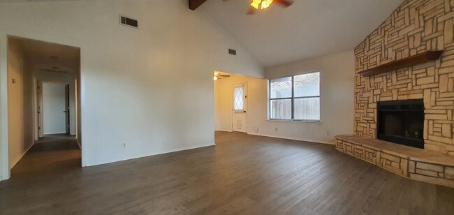 Building Photo - Spacious 4 bed, 2 bath home AVAILABLE SOON!