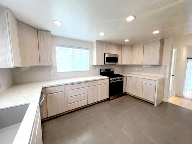 Foto del edificio - 4 bed 2.5 Plus bonus room in Redondo Beach.