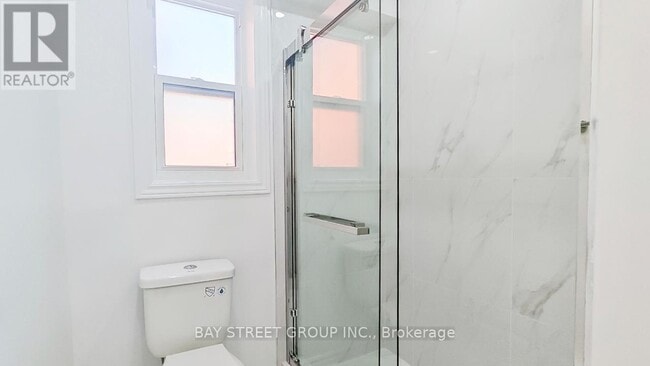 Photo du bâtiment - 859 1/2 Bathurst St