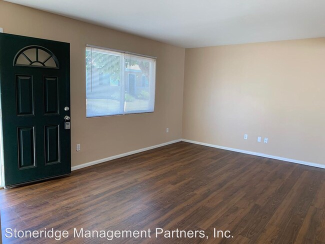 Foto del edificio - 221-233 W County Line Rd