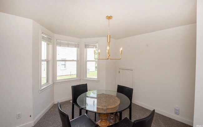Building Photo - Beautiful 4 Bed off Oak Street