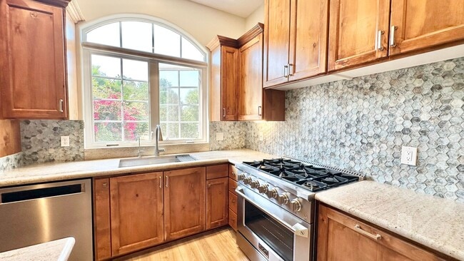 Building Photo - Stunning Fully Detached Casita on Private ...