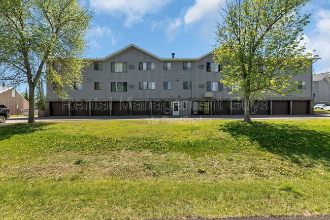 Building Photo - 131 Cedar Ct E