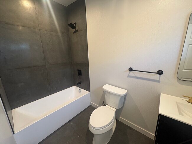 Building Photo - 2621 Hillcrest Dr